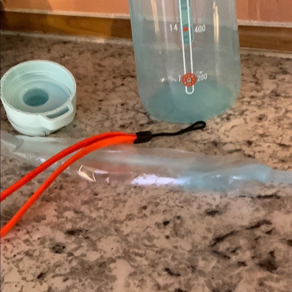 Tupperware Aquavibe Bottle/40 oz/1.2L color Aqua - Picture 2 of 4